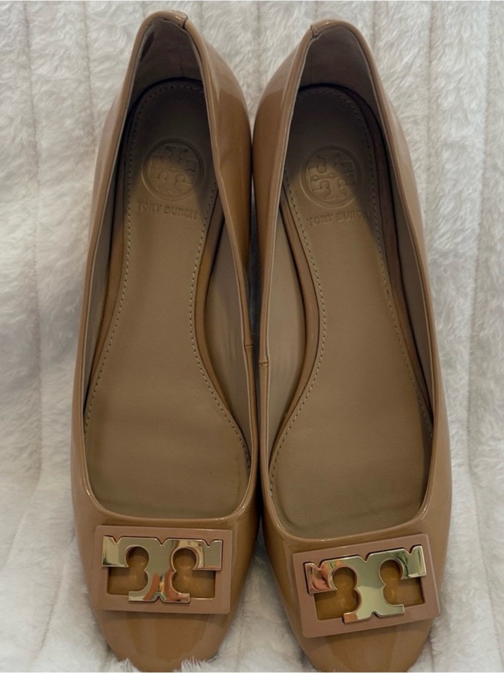Tory Burch Tan Flats with Gold Logo Sz 6.5 - Picture 5 of 5